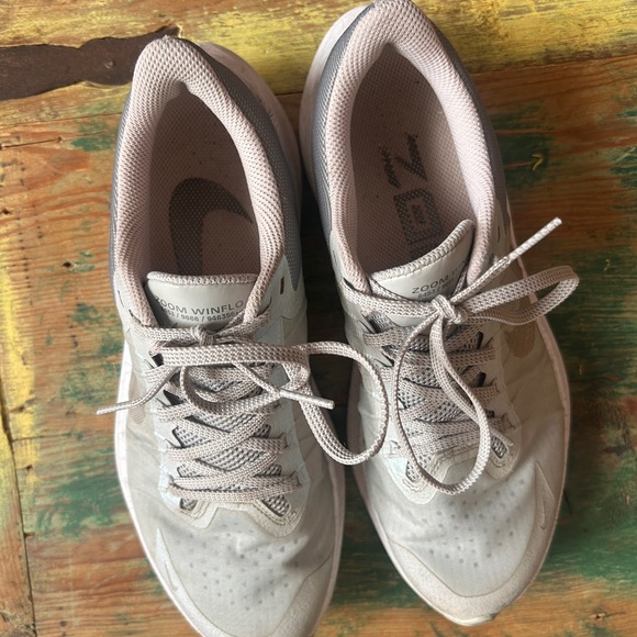 Nike Women's Air Zoom Winflo - Picture 3 of 6